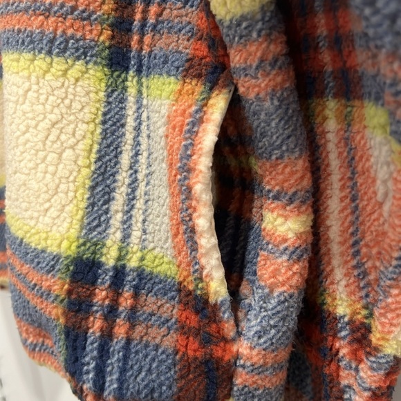 NWT | American Eagle Shacket/Sweater | Women’s Large | Cozy Plaid Print - Picture 5 of 6